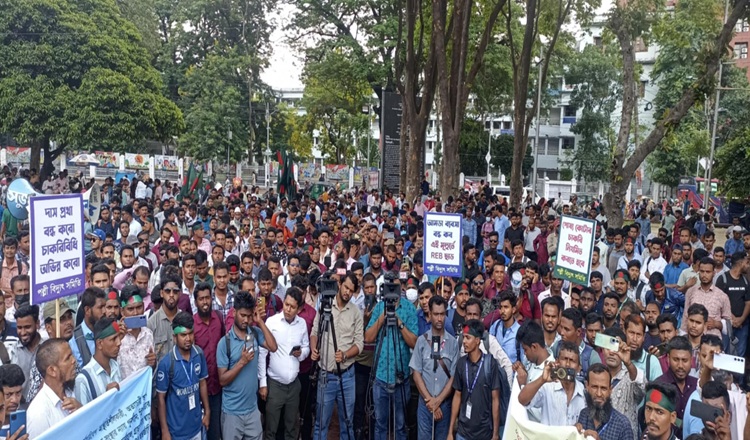 ৭ দফা দাবিতে পল্লী বিদ্যুৎ সমিতির কর্মীদের অবস্থান