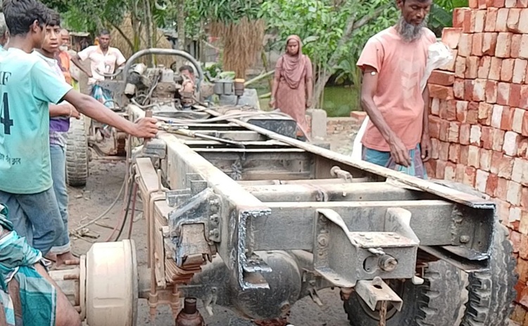 সোনাতলায় ট্রাক কাটার সময় চোর সন্দেহে যন্ত্রাংশসহ দুইজন আটক