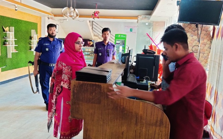 সাতকানিয়ায় লাইসেন্স না থাকায় ৪ রেস্তোরাঁকে জরিমানা