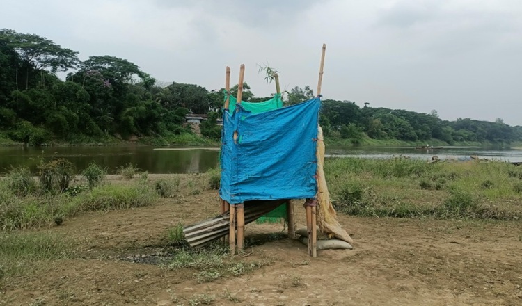 গণশৌচাগারে দুর্গন্ধ ও দূষিত নদীর পানি