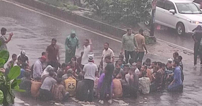 ছাত্রদলের শাহবাগ অবরোধ, যানজট-বৃষ্টিতে চরম দুর্ভোগ