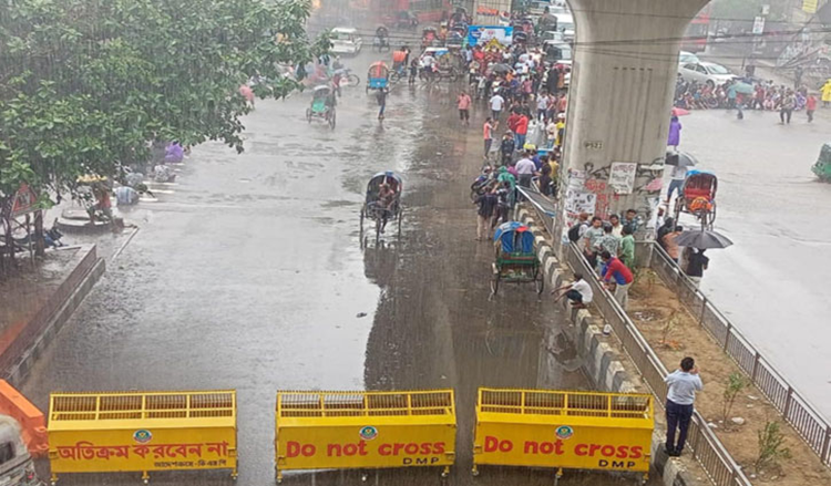 ছাত্রদলের শাহবাগ অবরোধ, যানজট-বৃষ্টিতে চরম দুর্ভোগ