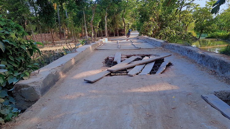 সেতুর মাঝে গর্ত, কাঠের তক্তা ফেলে যাতায়াত