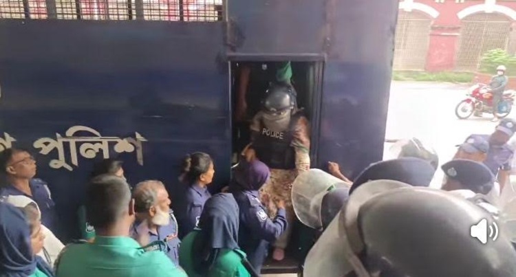 মানিকগঞ্জ আদালতে কন্ঠশিল্পী মমতাজ