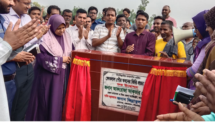 জেলা প্রশাসক ক্ষেতলাল পৌর ভবনের ভিত্তি প্রস্তর স্থাপন করেন