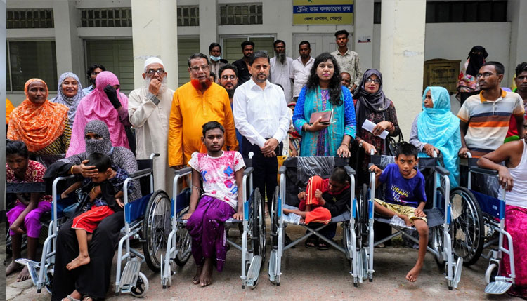 শেরপুররের  জেলা  প্রশাসক প্রতিবন্ধীদের মাঝে পথচলার সামগ্রী  বিতরণ করেন
