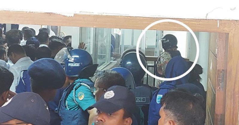 মানিকগঞ্জে কন্ঠশিল্পী মমতাজকে ডিম-জুতা নিক্ষেপ বিএনপি নেতাকর্মীদের
