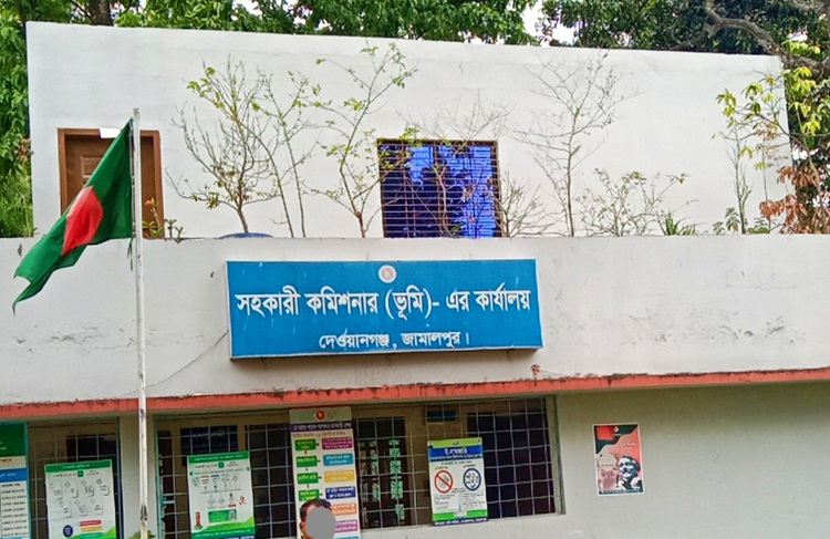 জেলে থেকেও ছুটিতে অফিস সহকারী!