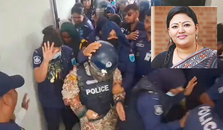 মমতাজের ওপর ডিম-জুতা নিক্ষেপ 
