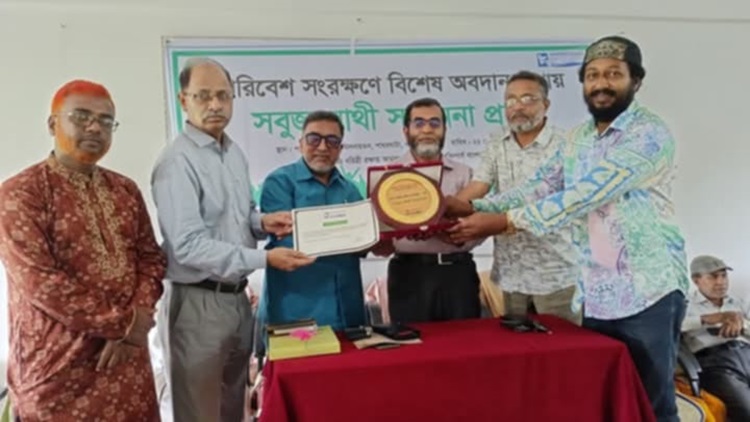 দশ হাজার তালের বীজ রোপণ করে সম্মাননা পেলেন নাসির