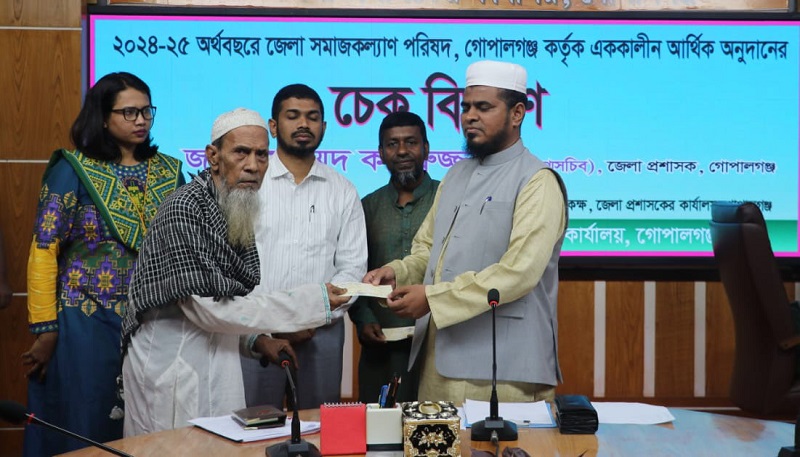 গোপালগঞ্জে চিকিৎসা খরচ পেলেন ৭২ সুবিধাভোগী