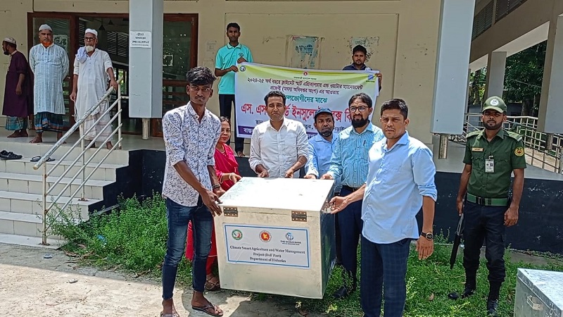 কালিয়ায় মাছ সংরক্ষণ বাক্স বিতরণ