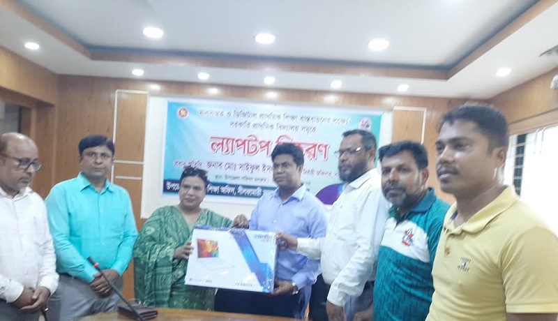 ডিজিটাল প্রাথমিক শিক্ষা বাস্তবায়নে নীলফামারীতে ল্যাপটপ বিতরণ