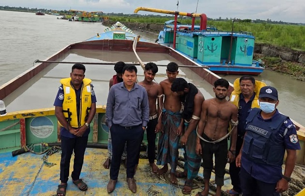 মেঘনা নদীতে  অবৈধ বালু উত্তোলন, গ্রেফতার ৮