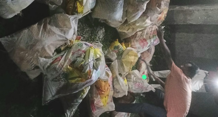 বিপুল পরিমান অবৈধ সার জব্দ, গোডাউনে তালা