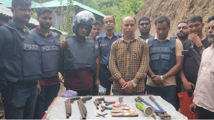 লামায় ডাকাতের আসামি করিম গ্রেপ্তার