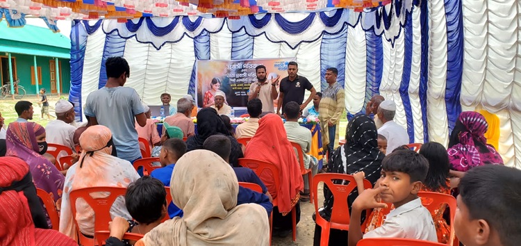 বাউফলে চলাচলের পথে বিদ্যুতের খাম্বা বসানোর প্রতিবাদে মানববন্ধন