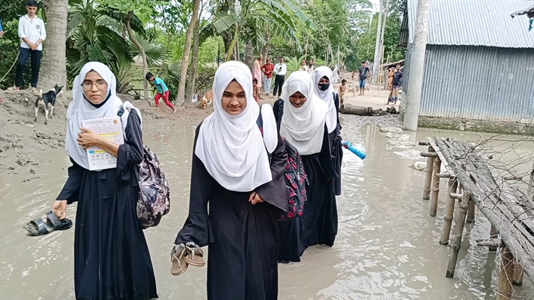 ত্রিশালে রাস্তায় জলাবদ্ধতায় বিপাকে শিক্ষার্থীরা