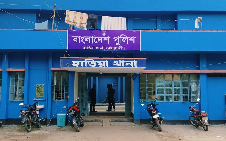 হাতিয়ায় জবরদখলে বাধা দেয়ায় পুলিশের ওপর হামলা