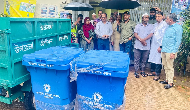 সাতকানিয়ায় বাজার পরিচ্ছন্নতা ও সৌন্দর্যবর্ধনে সরঞ্জামাদি বিতরণ