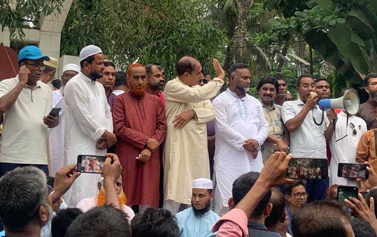 কেন্দুয়ায় ফুলের ভালোবাসায় সিক্ত ড. রফিকুল ইসলাম 