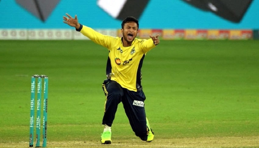 মাঠে নেমে উইকেট নিলেন সাকিব