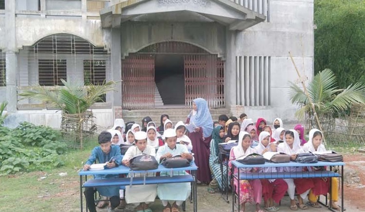 ৫ বছরেও শেষ হয়নি কাজ, মাঠে পাঠদান
