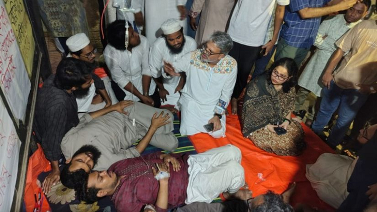 ডাকসুর দাবিতে অনশনরত দুই ঢাবি শিক্ষার্থী হাসপাতালে