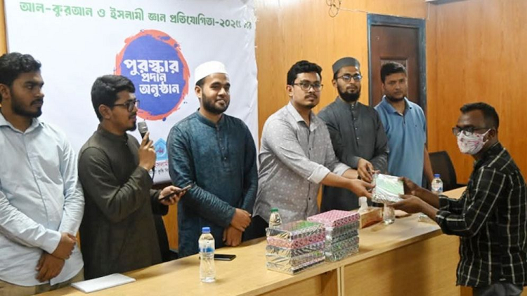 এবার শিবিরের কুরআন প্রতিযোগিতায় পুরস্কার পেলেন খ্রিস্টান শিক্ষার্থী