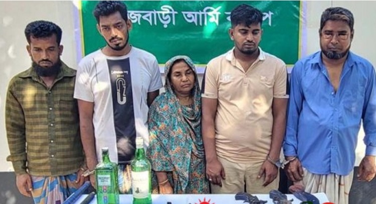 রাজবাড়ীতে যৌথ বাহিনীর অভিযানে অস্ত্রসহ ৫ ডাকাত সদস্য গ্রেফতার
