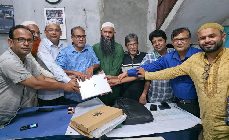 গোবিন্দগঞ্জ প্রেস ক্লাবে ল্যাপটপ প্রদান করলেন সাবেক এমপি লিংকন