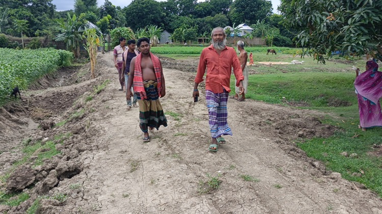 সালথায় গ্রামবাসীর অর্থায়নে কাঁচা রাস্তা তৈরি