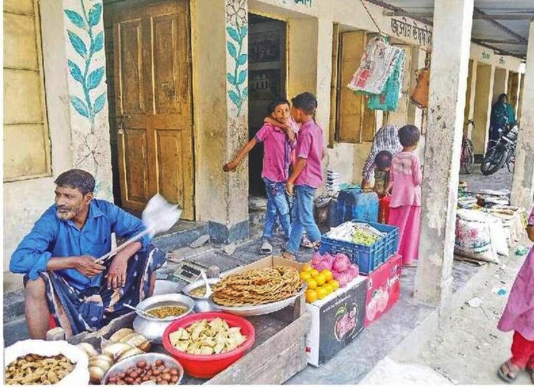 স্কুলের বারান্দা ও মাঠ জুড়ে বসেছে হাট, ক্ষুব্ধ শিক্ষার্থীরা