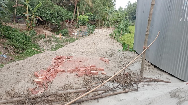 সিরাজগঞ্জে প্রতিবন্ধীর ঘর ভেঙ্গে রাস্তা নির্মাণের অভিযোগ