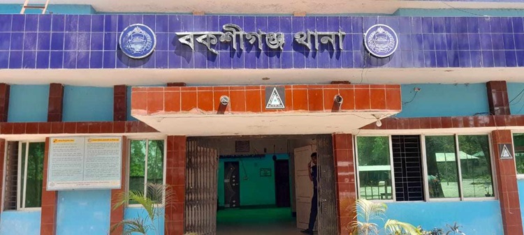 বকশীগঞ্জ সীমান্তে বালু উত্তোলন বন্ধ করে দিয়েছে পুলিশ, ড্রেজার মেশিন জব্দ