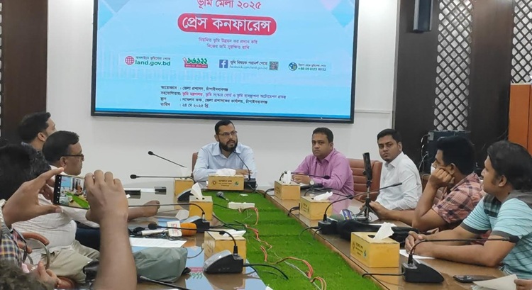 চাঁপাইনবাবগঞ্জে ভূমি মেলা উপলক্ষে জেলা প্রশাসকের প্রেস কনফারেন্স
