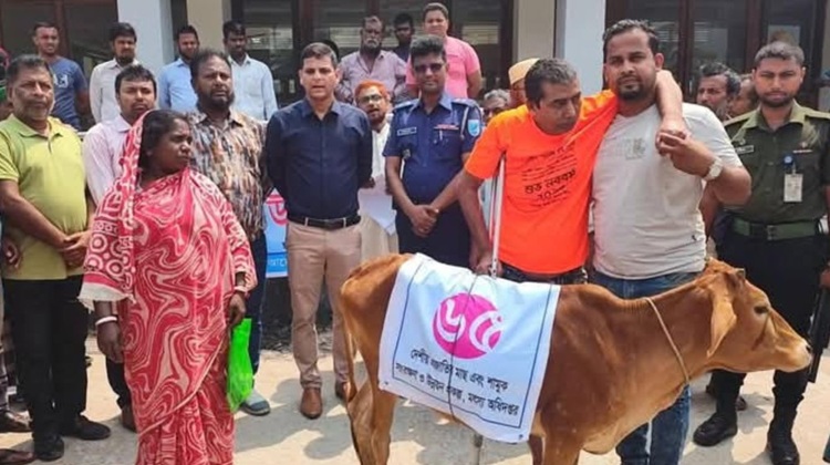 জেলেদের দেয়া বাছুরের জন্য উৎকোচ আদায় করলেন আরেক জেলে!