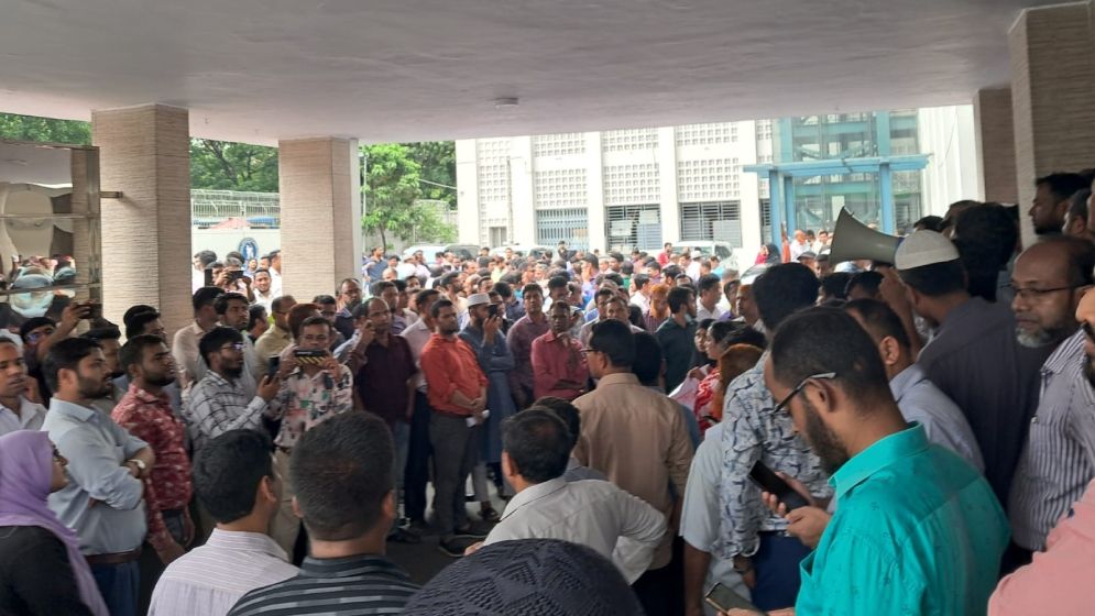 কালোধারা বাতিলের দাবিতে সচিবালয়ে বিক্ষোভ