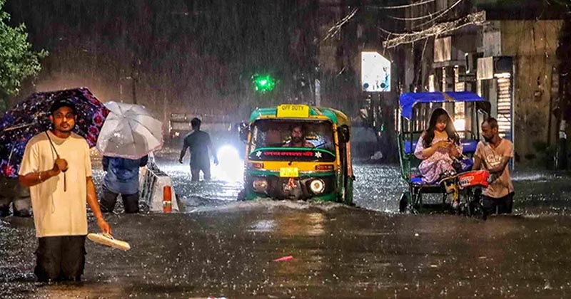 টানা বৃষ্টিতে তলিয়ে গেছে দিল্লির রাস্তাঘাট