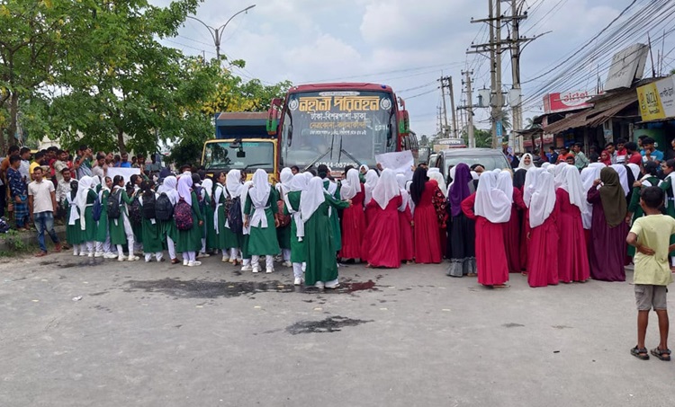 বাসের ধাক্কায় শিক্ষার্থী আহত, মহাসড়ক অবরোধ