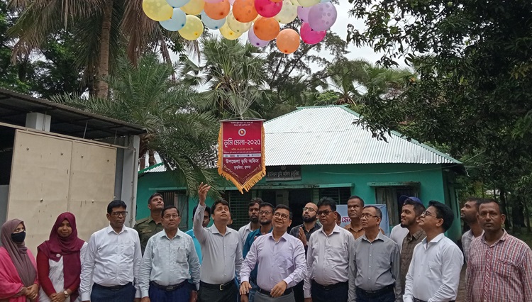 ডুমুরিয়ায় ভূমি মেলার উদ্বোধন