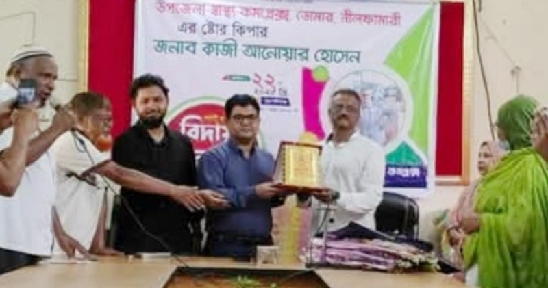 ডোমারে স্বাস্থ্য কমপ্লেক্সের ভান্ডার রক্ষকের বিদায় সংবর্ধনা