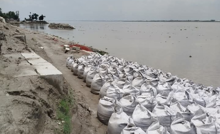 সাঘাটায় ‘নদী-শাসন’ প্রকল্পের জিও ব্যাগ হরিলুট