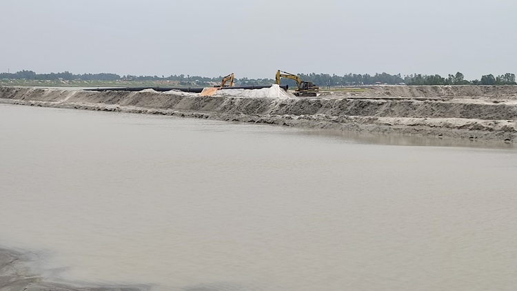 বেড়ায় অনিয়মতান্ত্রিকভাবে বালু উত্তোলন ও বিক্রি, নীরব প্রশাসন
