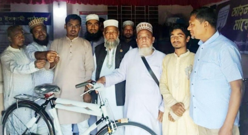 চৌদ্দগ্রামে ছাত্রশিবিরকে বাইসাইকেল উপহার 