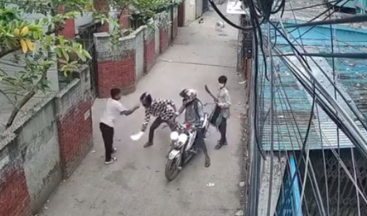 মগবাজারে পথচারীকে কোপ দিয়ে ব্যাগ ছিনতাকারী, ভিডিও ভাইরাল