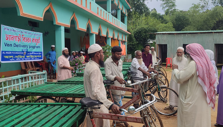 রামুতে আল নজির ফাউন্ডশনের উদ্যোগে দুঃস্থদের মাঝে ভ্যানগাড়ি বিতরণ 