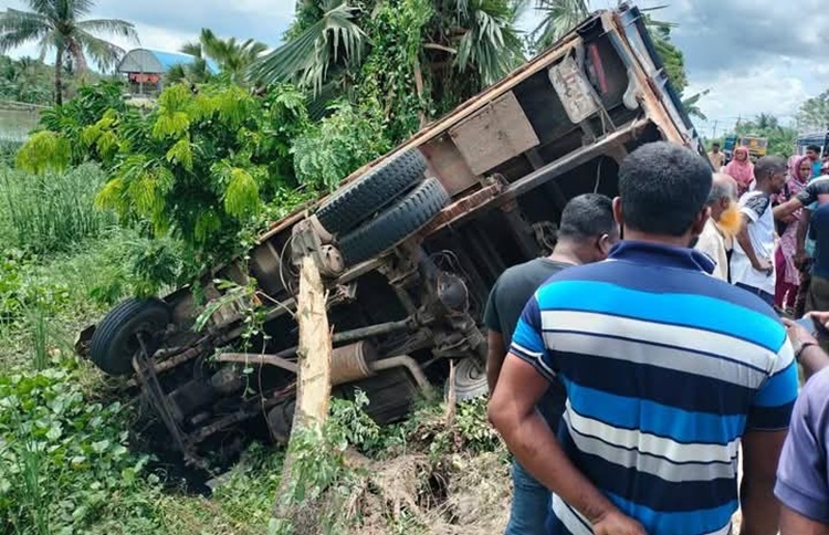 ডুমুরিয়ায় সড়ক দুর্ঘটনায় ট্রাক চালক নিহত, আহত ৩