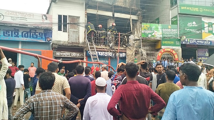 নাটোরে বেডিং দোকানে অগ্নিকাণ্ড, ১৫ লাখ টাকার ক্ষয়ক্ষতি