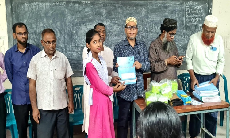 পত্নীতলায় প্রায় তিন শতাধিক শিক্ষার্থীর মাঝে দুদকের শিক্ষা উপকরণ বিতরণ 